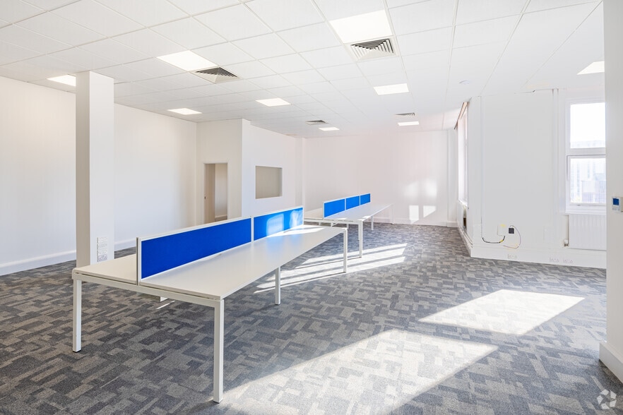 Hanover Walk, Leeds for lease - Interior Photo - Image 2 of 29
