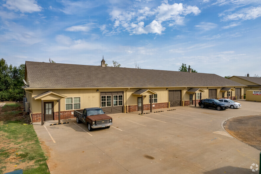 7042 Highwater Cir, Edmond, OK for lease - Primary Photo - Image 1 of 11