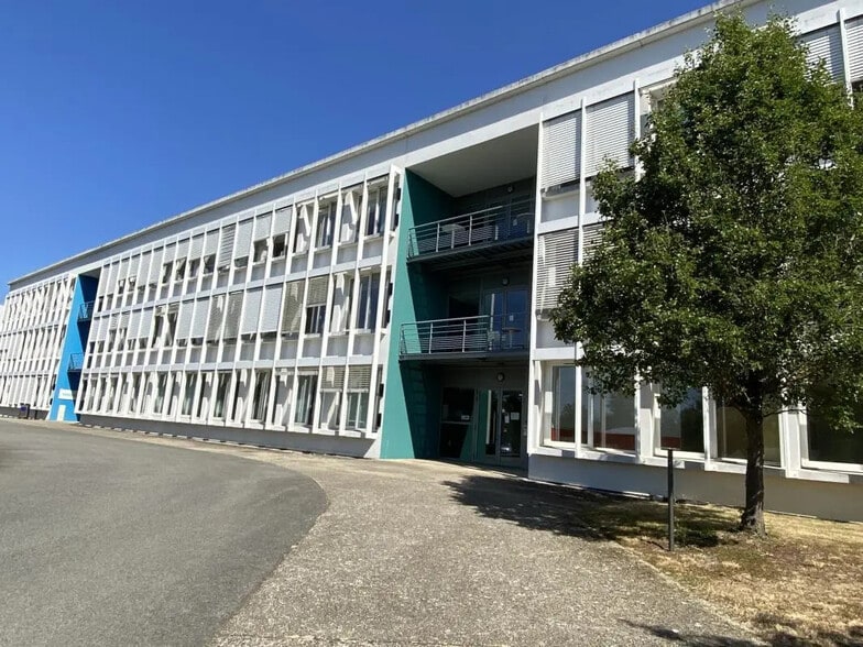 Office in Rennes for lease - Building Photo - Image 2 of 12