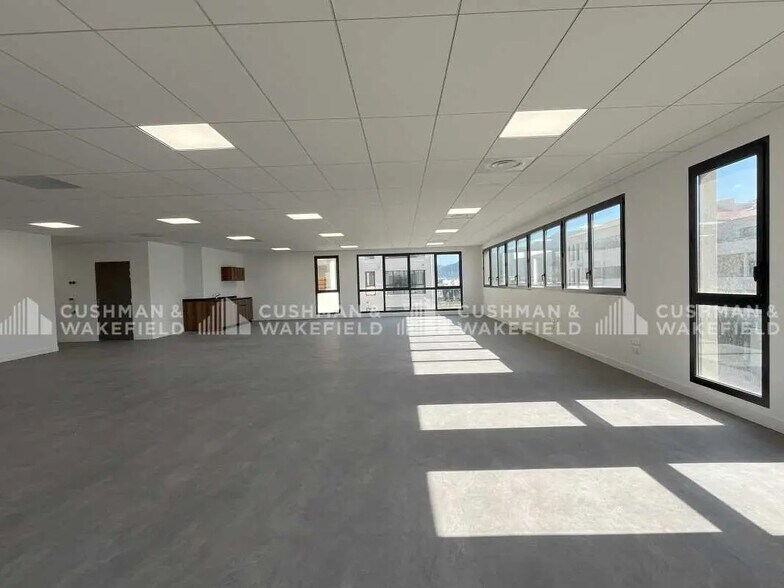 365 Chemin Du Camp De Sarlier, Aubagne for lease - Interior Photo - Image 2 of 8