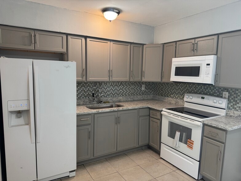 1740 SW 70th Way, North Lauderdale, FL for sale - Interior Photo - Image 2 of 3