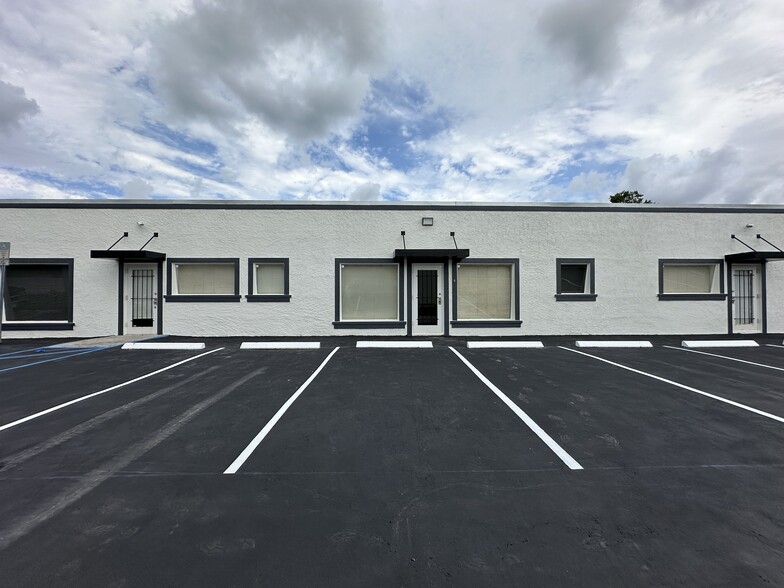 2559 4th St, Fort Myers, FL for lease - Building Photo - Image 1 of 17