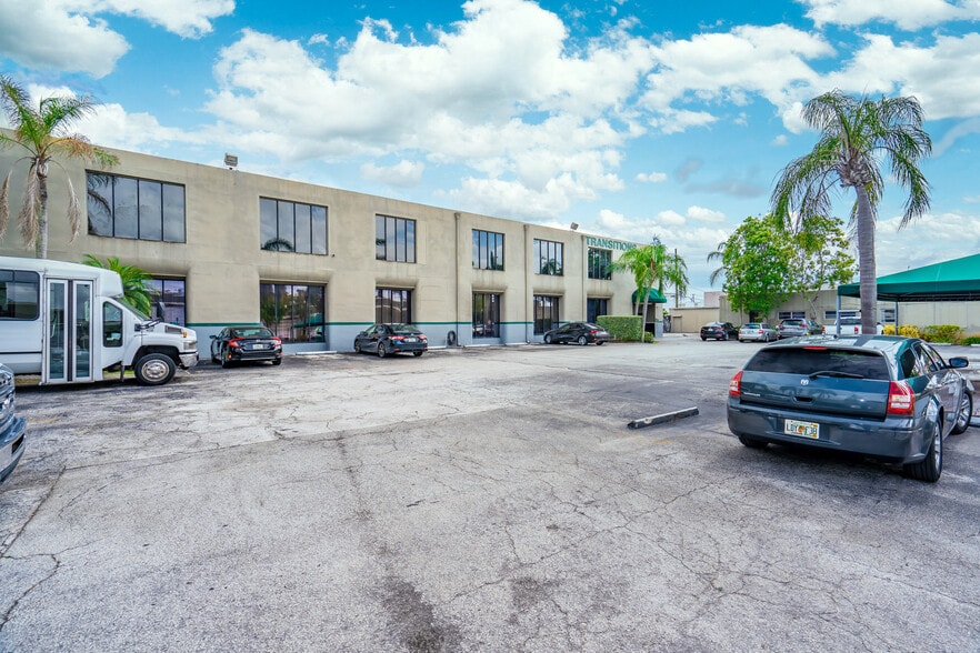 1928 NE 154th St, North Miami Beach, FL for lease - Building Photo - Image 3 of 21