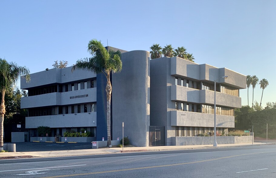 10999 Riverside Dr, Studio City, CA for lease - Building Photo - Image 1 of 7