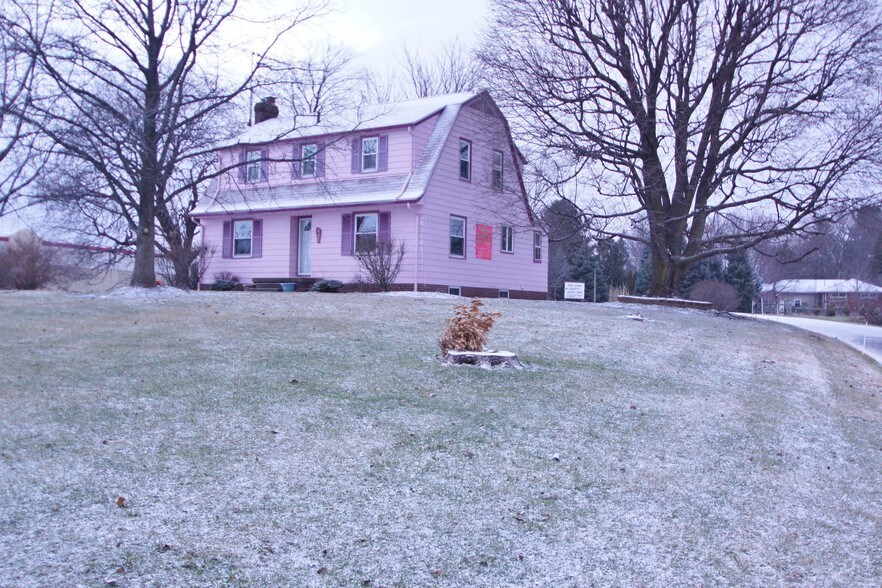 805 W Maple St, Hartville, OH for sale - Building Photo - Image 1 of 1