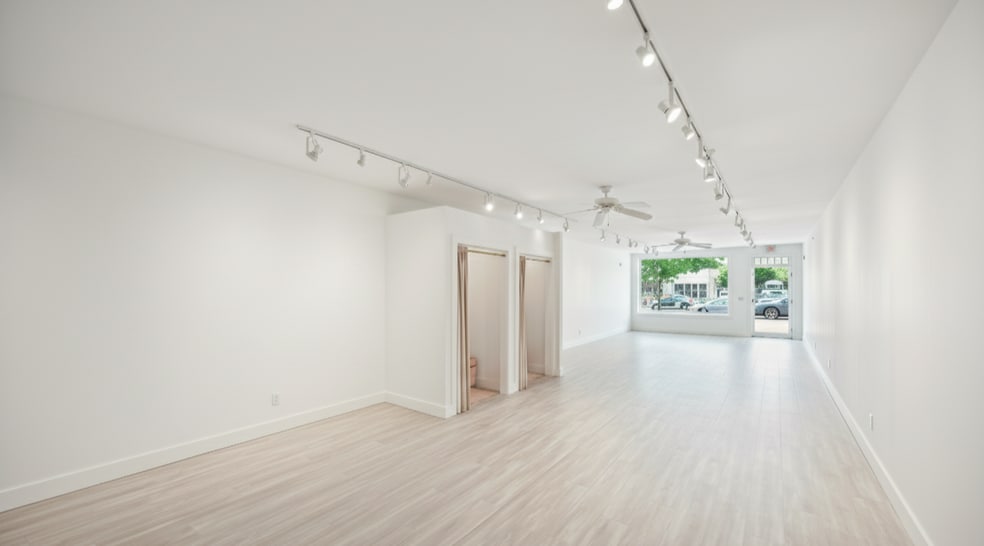 32 Park Pl, East Hampton, NY for lease - Building Photo - Image 2 of 5