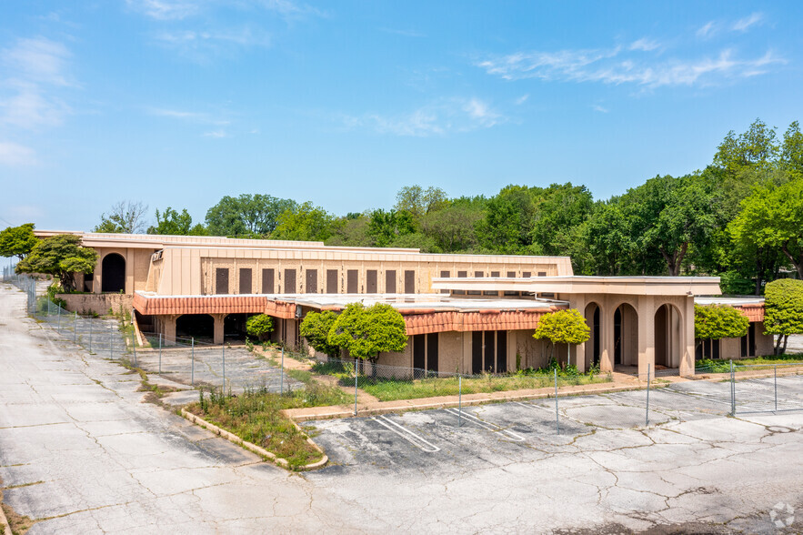 2600 E Skelly Dr, Tulsa, OK for lease - Building Photo - Image 1 of 12