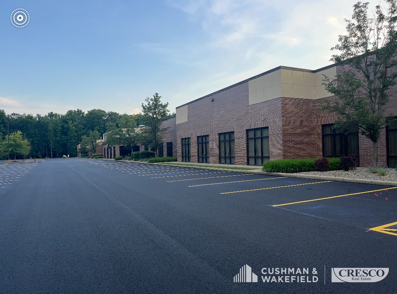 6565 Davis Industrial Pky, Solon, OH for lease - Building Photo - Image 1 of 3