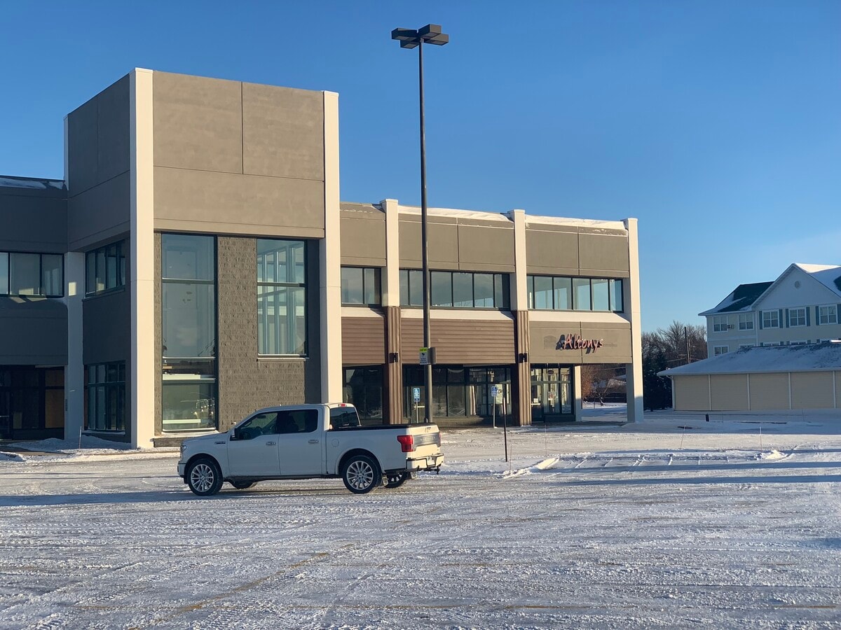 800 Holiday Dr, Moorhead, MN 56560