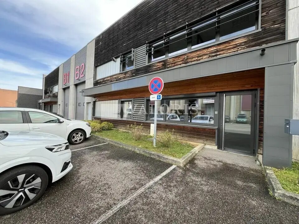 Flex in Oullins for lease Building Photo- Image 1 of 11