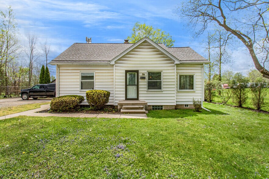 6640 Auburn Rd, Utica, MI 48317