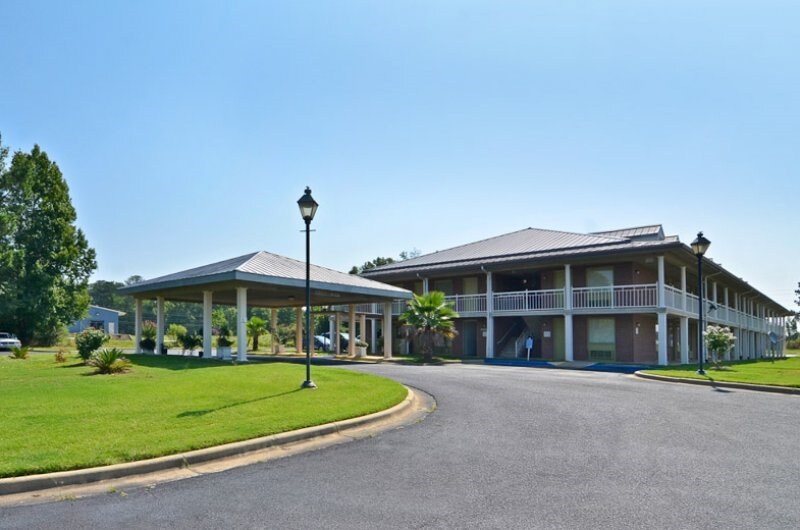 725 S Harris St, Sandersville, GA 31082