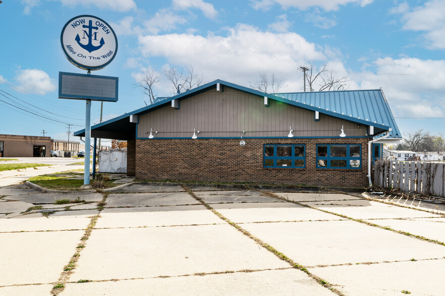 240 N River Rd, Mount Clemens, MI for sale - Building Photo - Image 1 of 9