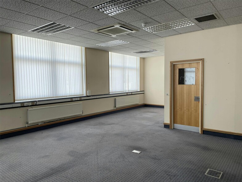 65 Hamilton St, Saltcoats for lease - Interior Photo - Image 2 of 9