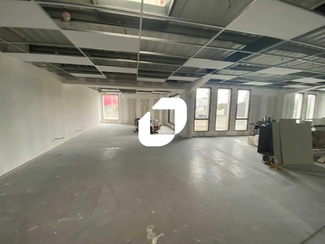 Office in VILLENAVE-D'ORNON for lease Interior Photo- Image 1 of 3