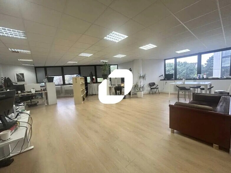 Office in Argenteuil for lease - Interior Photo - Image 3 of 10