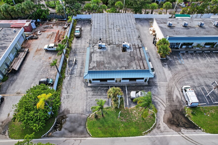 Portfolio Sale of 3 Buildings on 1 Lot portfolio of 3 properties for sale on LoopNet.com - Building Photo - Image 3 of 17