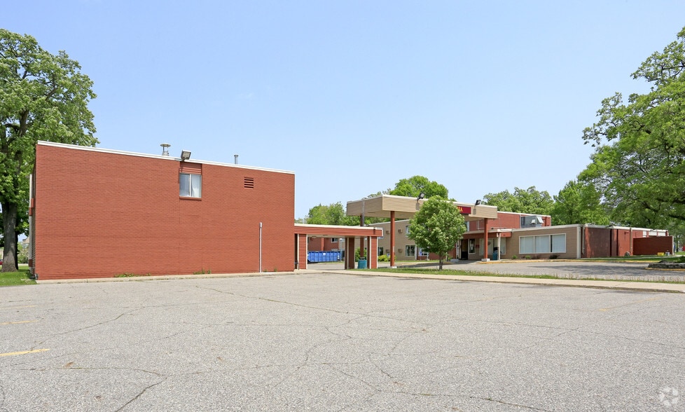 815 S 1st St, Waite Park, MN for sale - Building Photo - Image 2 of 16