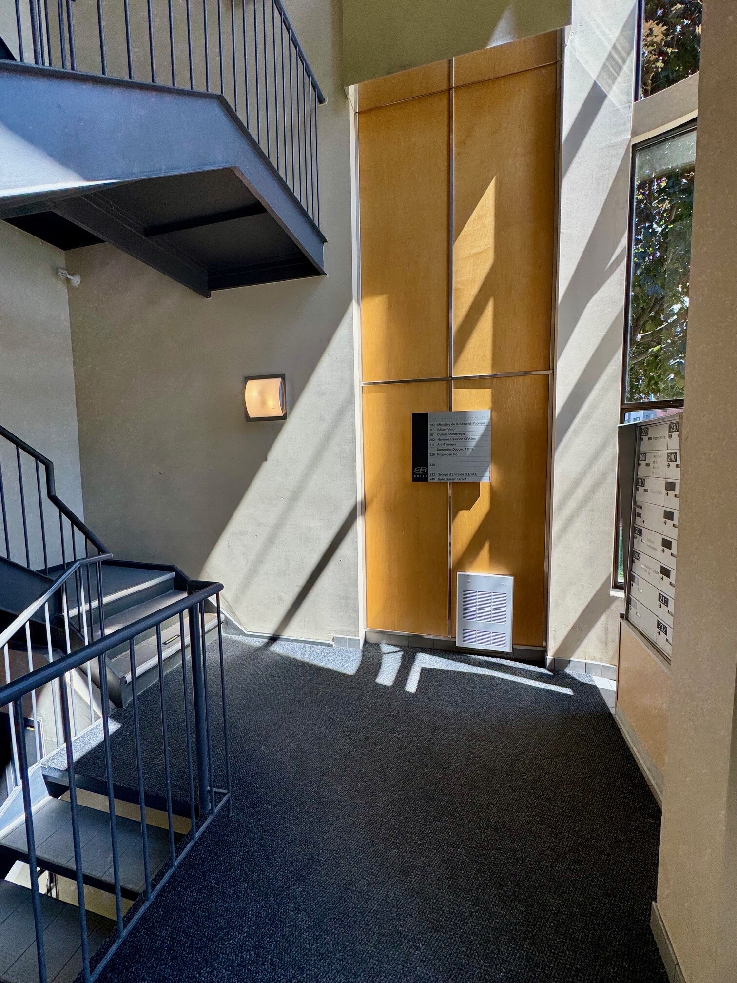 1085 Ch Du Côteau-Rouge, Longueuil, QC for lease Interior Photo- Image 1 of 12