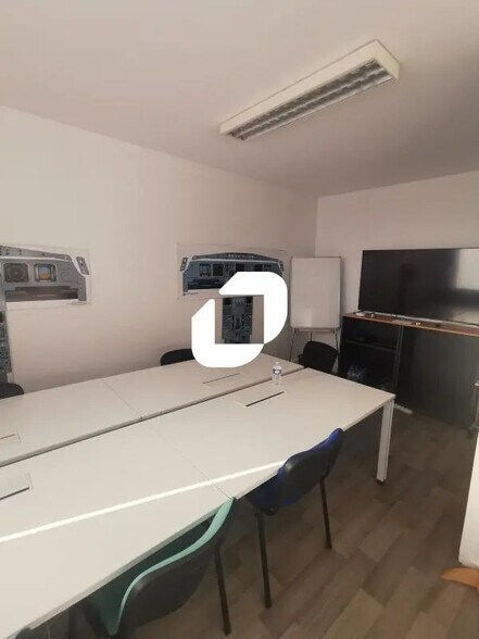 Office in Noisy-le-Grand for sale - Interior Photo - Image 2 of 6