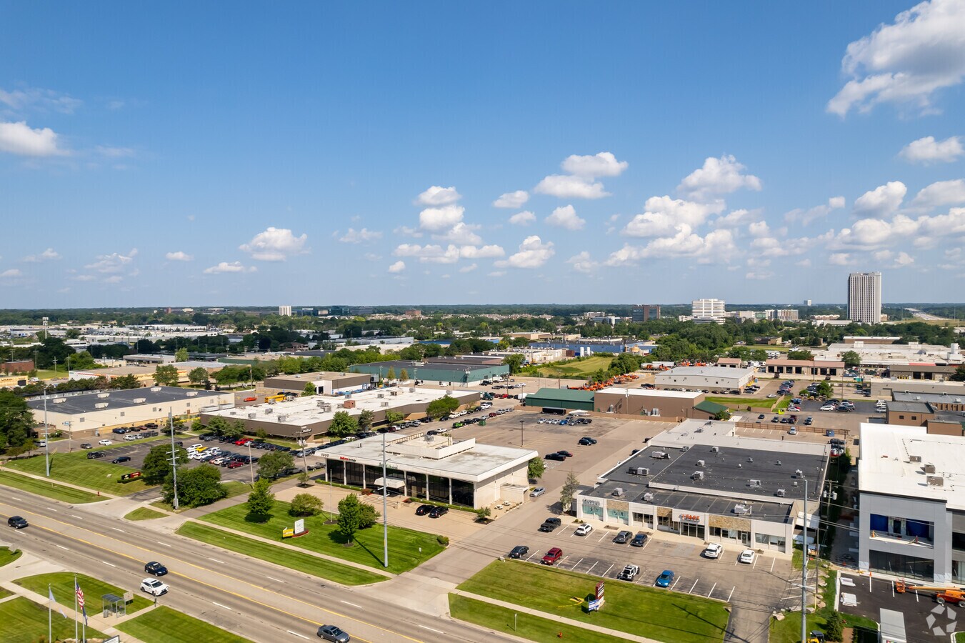 1000 W Maple Rd, Troy, MI 48084
