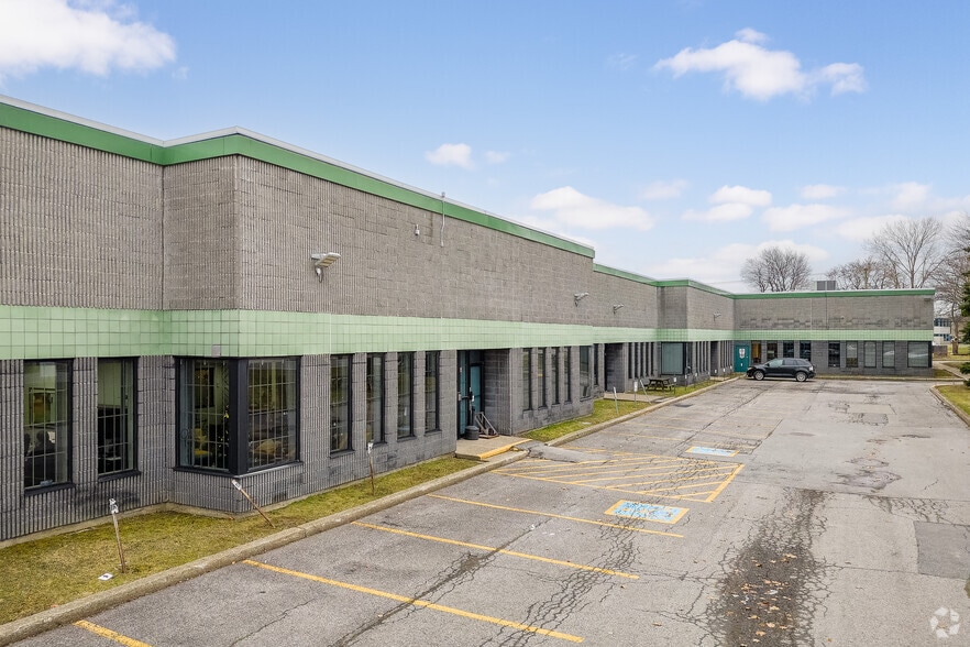 5776-5782 Blvd Thimens, Montréal, QC for lease - Building Photo - Image 2 of 4