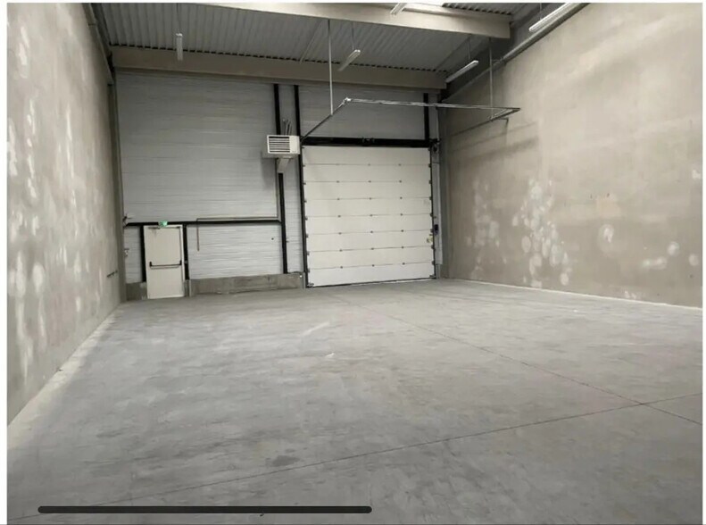 Flex in Saint-Quentin-Fallavier for lease - Interior Photo - Image 3 of 10