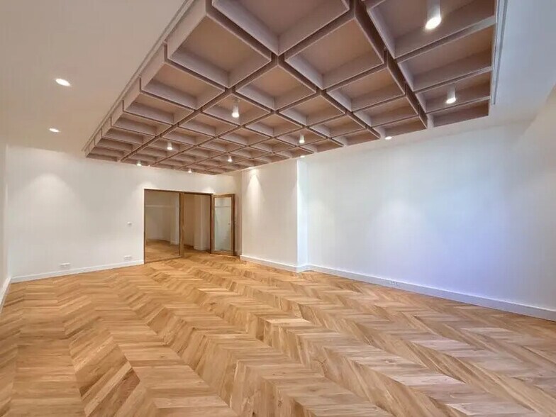 11 bis Rue Balzac, Paris for lease - Interior Photo - Image 3 of 9