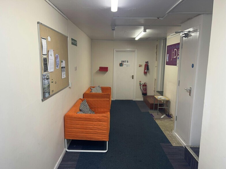 62 Higham Rd, Chesham for sale - Building Photo - Image 3 of 6