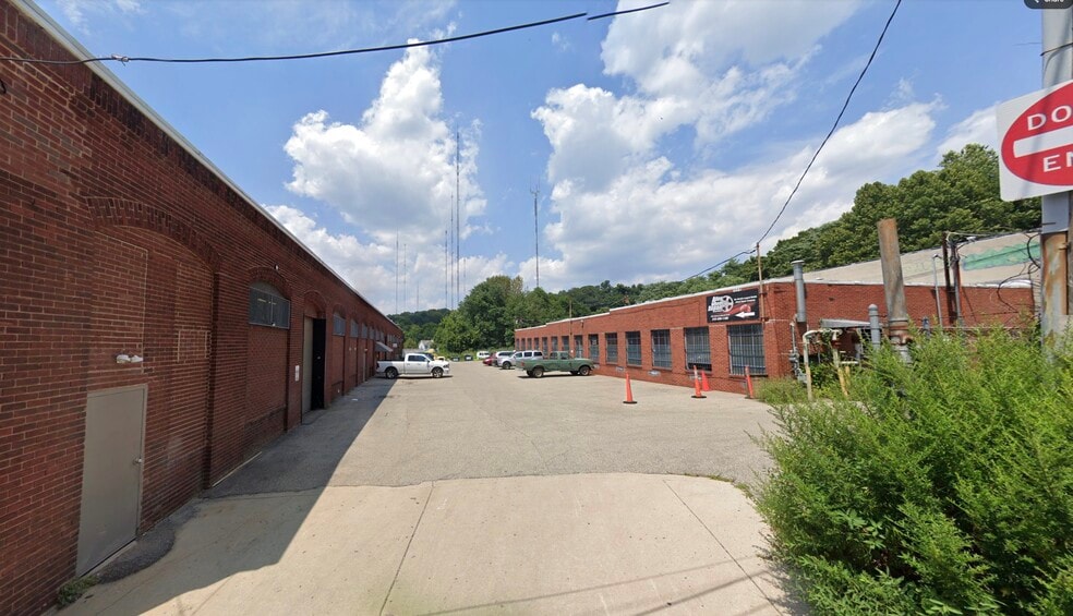 4889 Umbria St, Philadelphia, PA for lease - Building Photo - Image 3 of 4