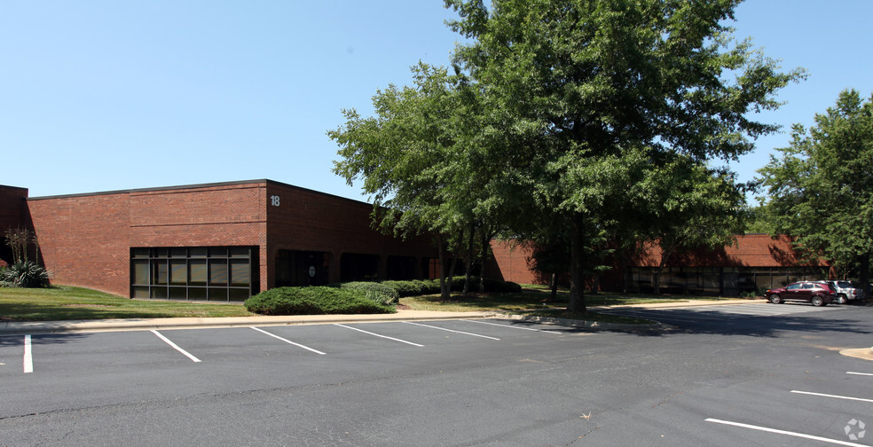 18-22 Oak Branch Dr, Greensboro, NC for lease - Primary Photo - Image 1 of 3