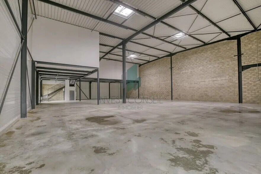 Flex in Persan for lease - Building Photo - Image 3 of 10