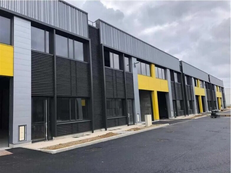 Flex in Poissy for lease - Building Photo - Image 1 of 7