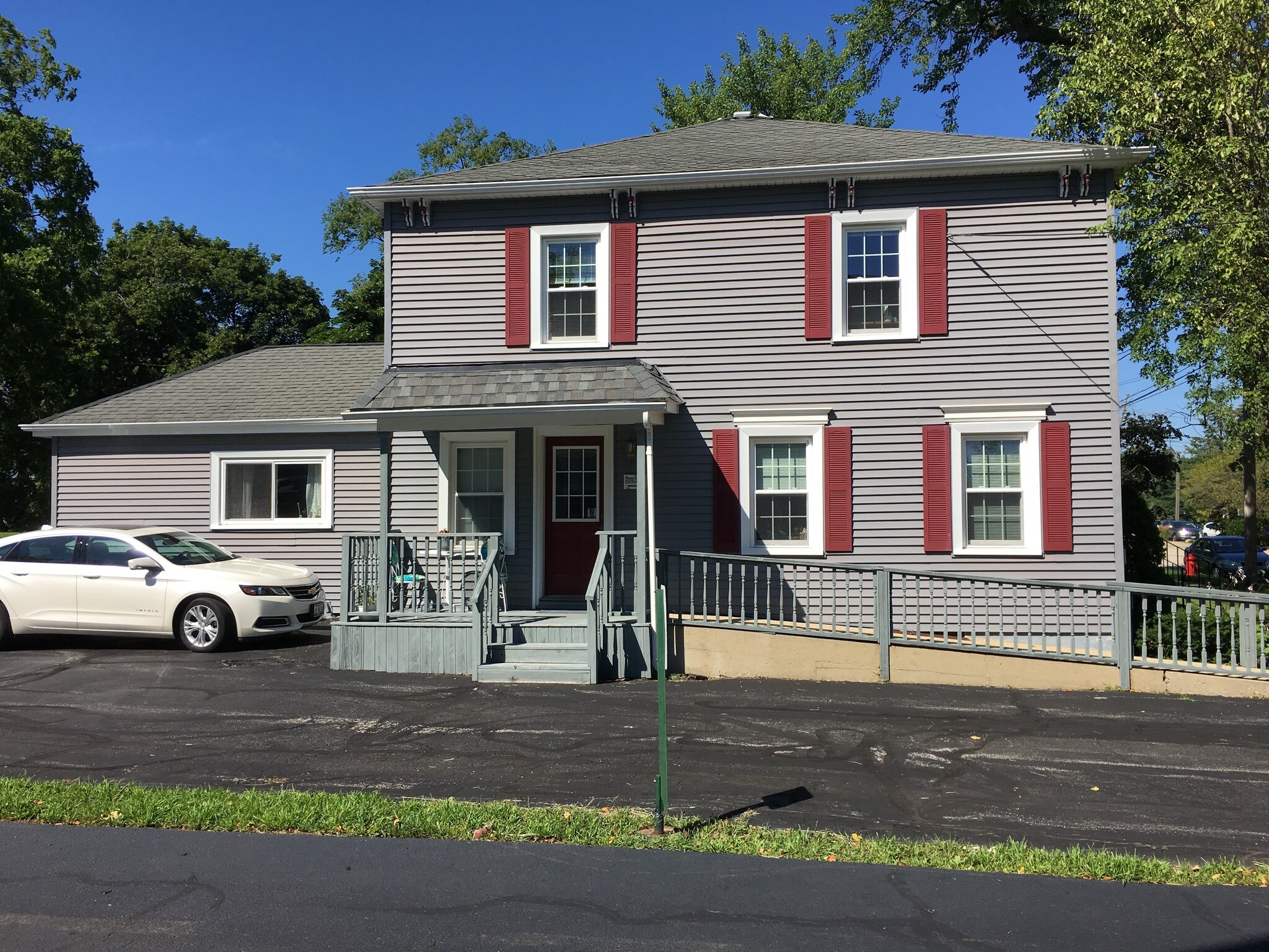 104 N Minnie St, Crystal Lake, IL for sale Primary Photo- Image 1 of 1