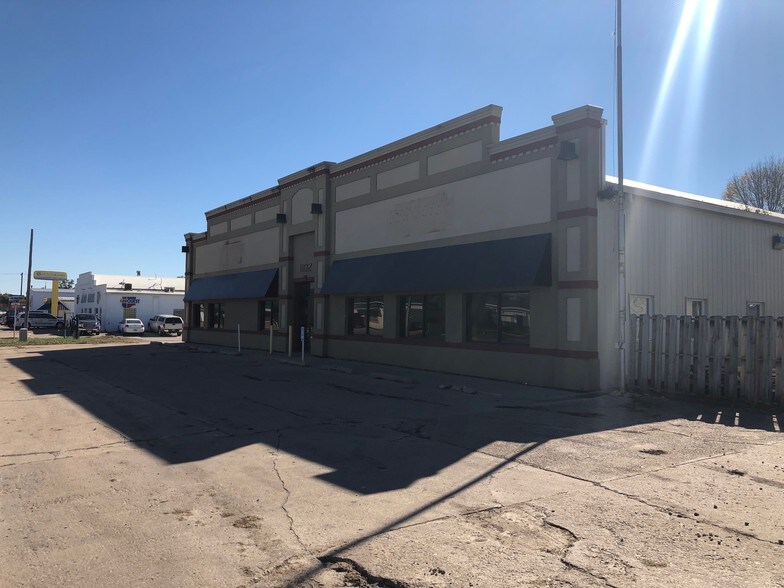 1102 W 4th St, Vinton, IA 52349