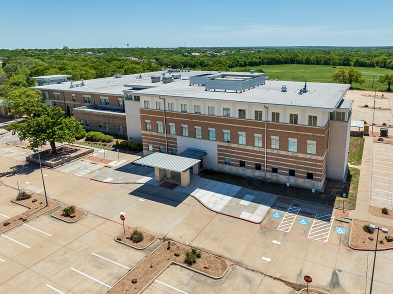 1903 Doctors Hospital Dr, Bridgeport, TX for lease - Building Photo - Image 3 of 7