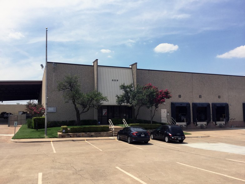 609 107th St, Arlington, TX for lease - Building Photo - Image 2 of 8