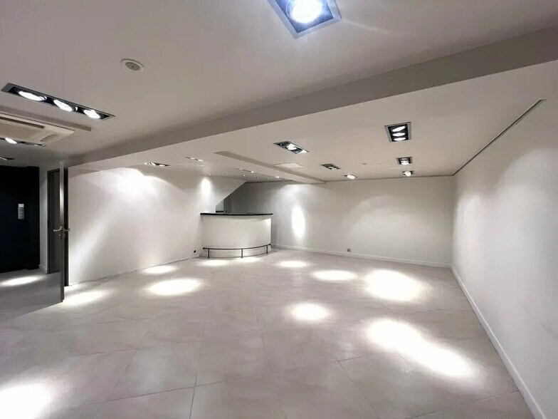 Retail in Cannes for lease - Interior Photo - Image 3 of 5