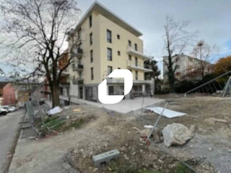 Retail in Voiron for lease - Building Photo - Image 2 of 7