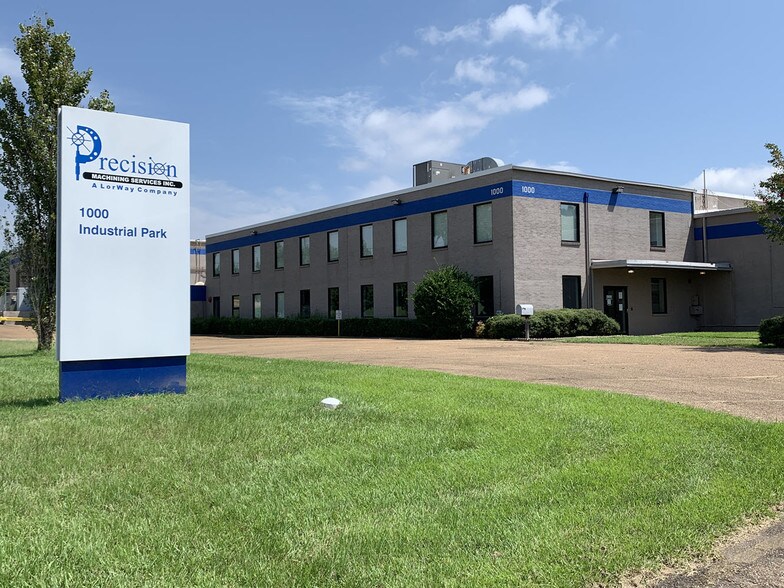 1000 Industrial Park Dr, Clinton, MS for sale - Building Photo - Image 1 of 1