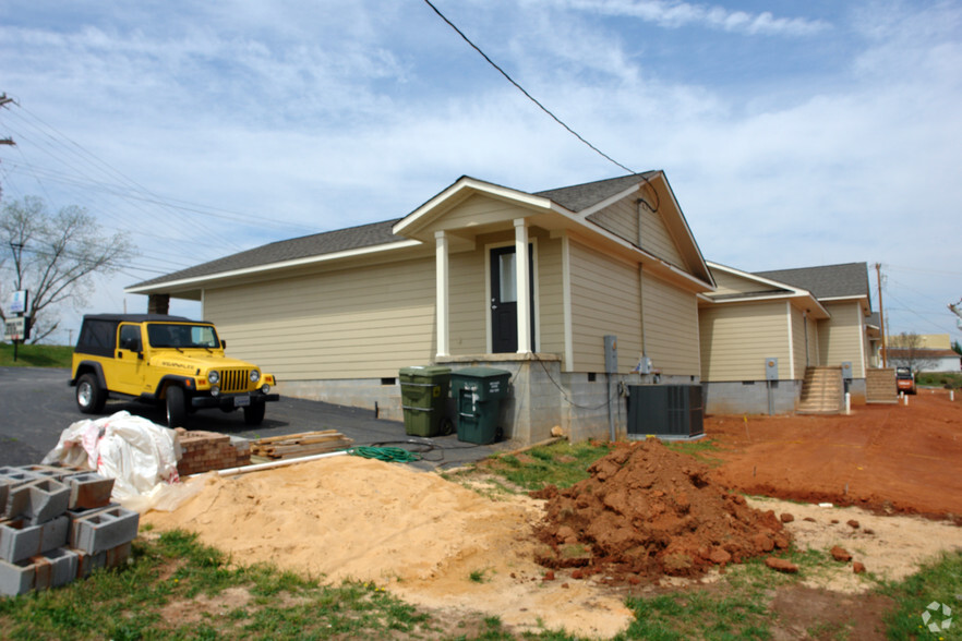 1097 S Pendleton St, Easley, SC for lease - Building Photo - Image 2 of 6