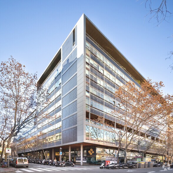 Office in Barcelona, Barcelona for lease - Building Photo - Image 3 of 5