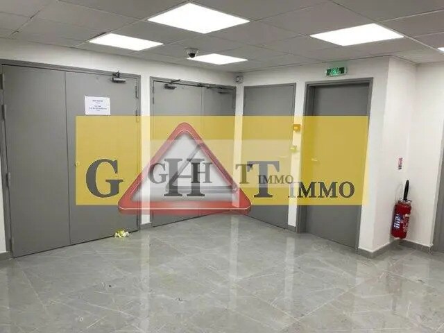 Office in Ivry-sur-Seine for lease - Interior Photo - Image 2 of 9