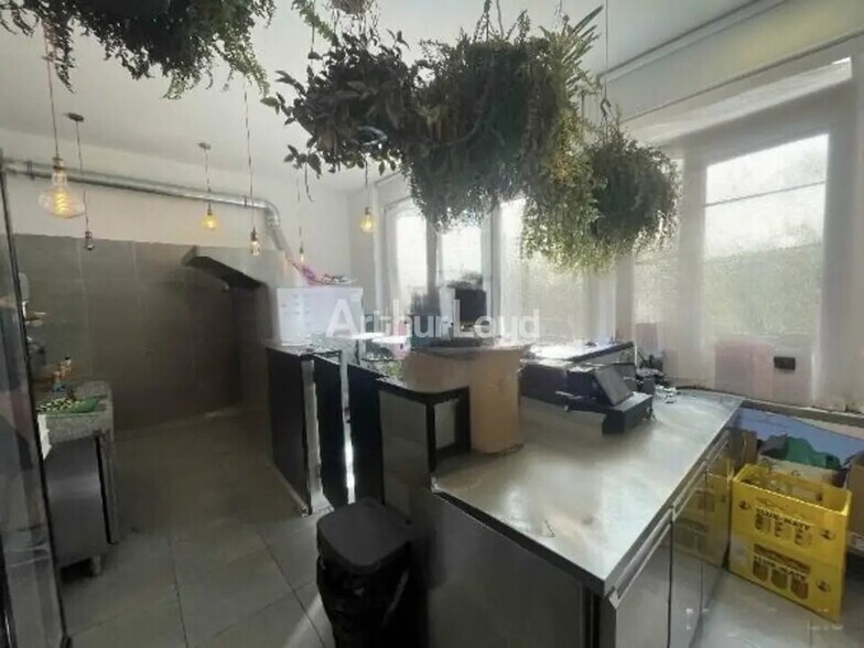 Retail in Reims for lease - Interior Photo - Image 1 of 7