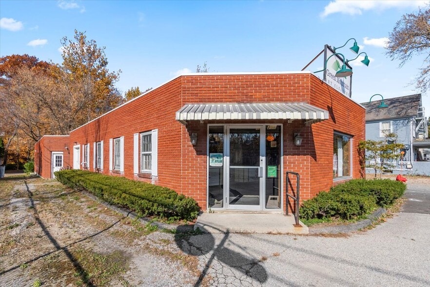 256 Benmont Ave, Bennington, VT for sale - Primary Photo - Image 1 of 48