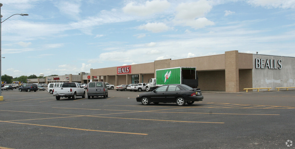 2003 N Saint Marys St, Beeville, TX for lease - Building Photo - Image 2 of 4