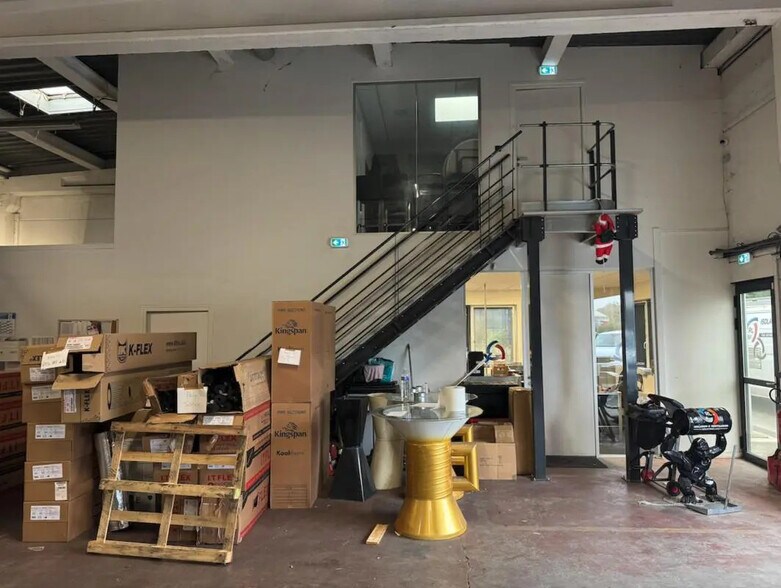 Office in Neuville-en-Ferrain for lease - Interior Photo - Image 2 of 6