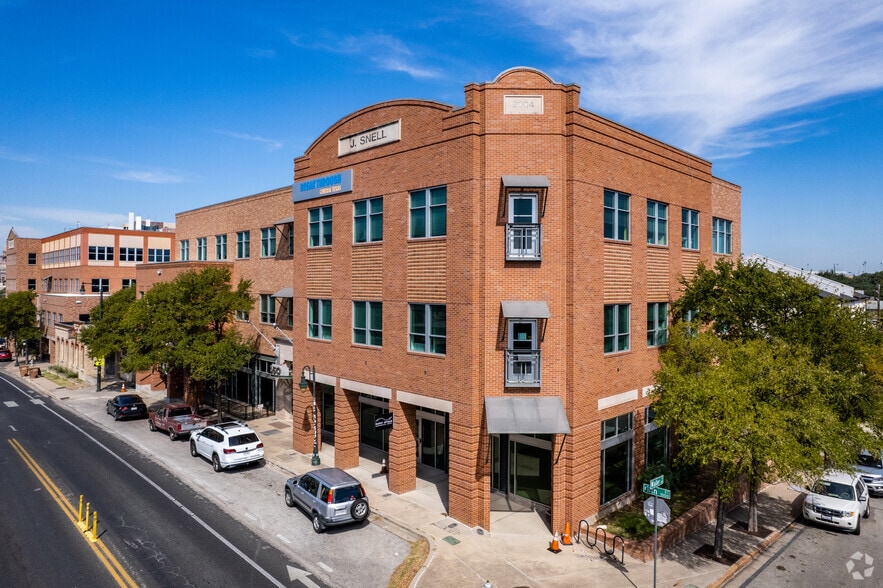 1050 E 11th St, Austin, TX for lease - Building Photo - Image 1 of 5