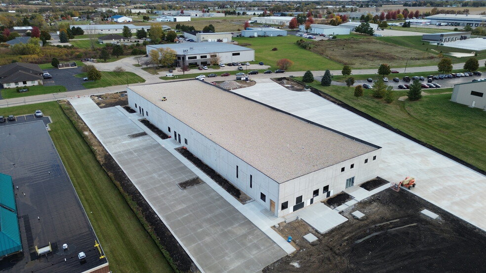 205 E Morrissey Dr, Elkhorn, WI for lease - Building Photo - Image 2 of 4