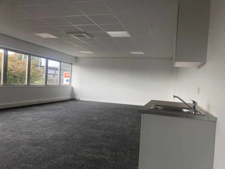 Office in Roncq for lease - Interior Photo - Image 3 of 5
